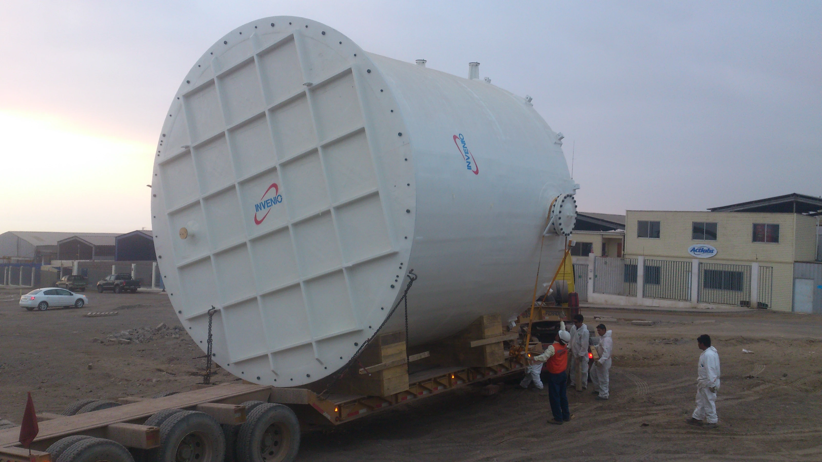 Equipo industrial de gran formato preparado para transporte e instalación.