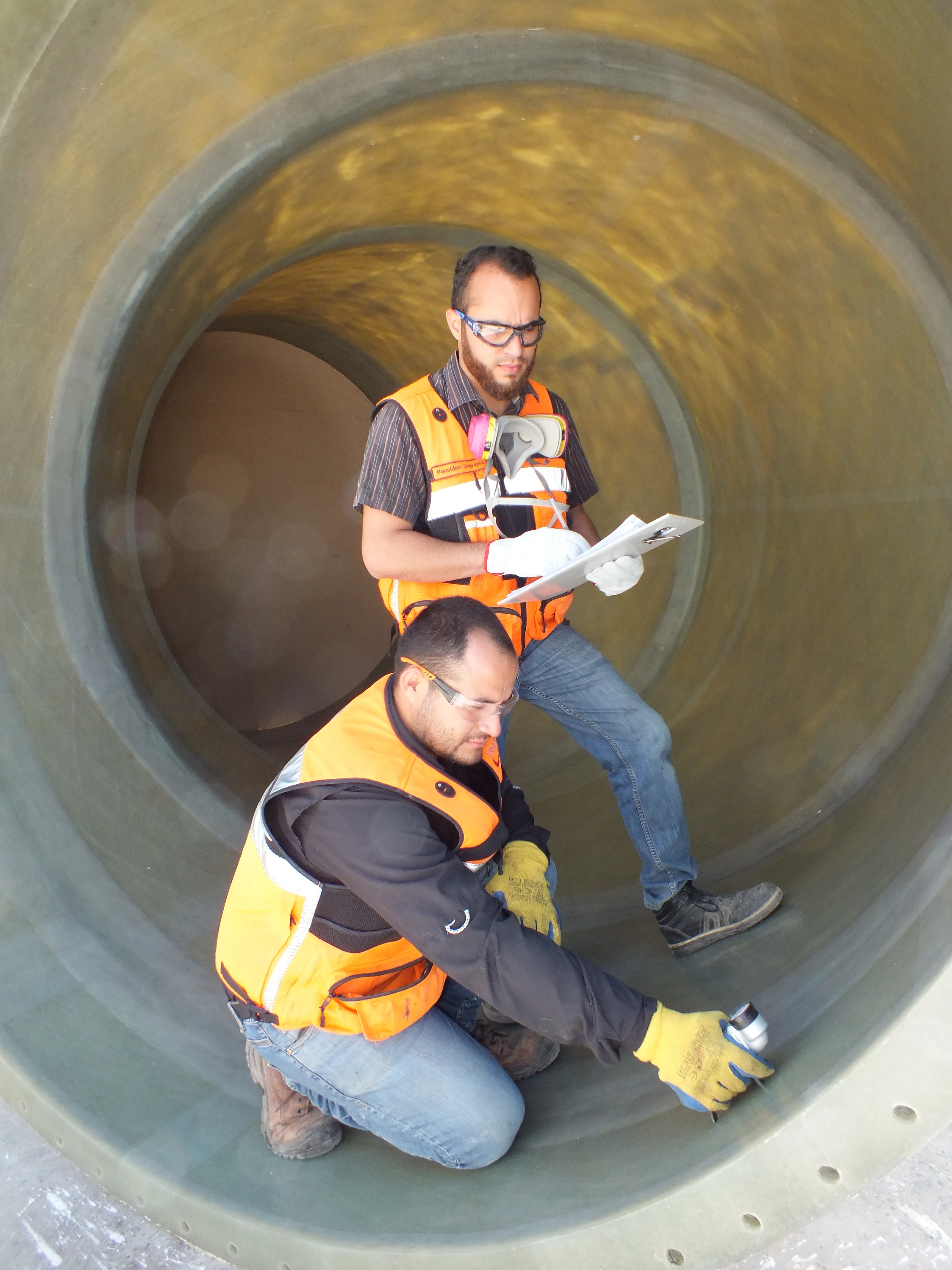 Trabajadores inspeccionando el interior de un equipo fabricado en FRP.