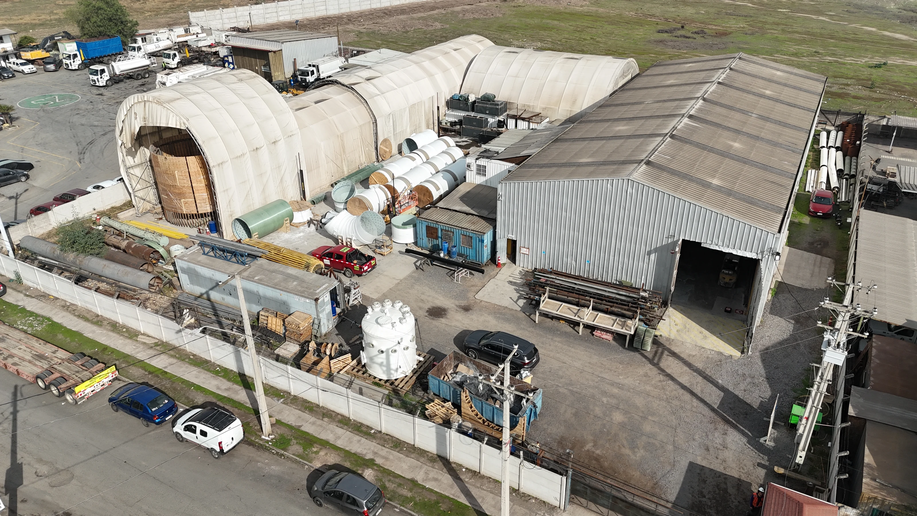 Vista aérea de la planta, con las carpas de fabricación, la nave metálica y equipos y ductos dispuestos en el patio.