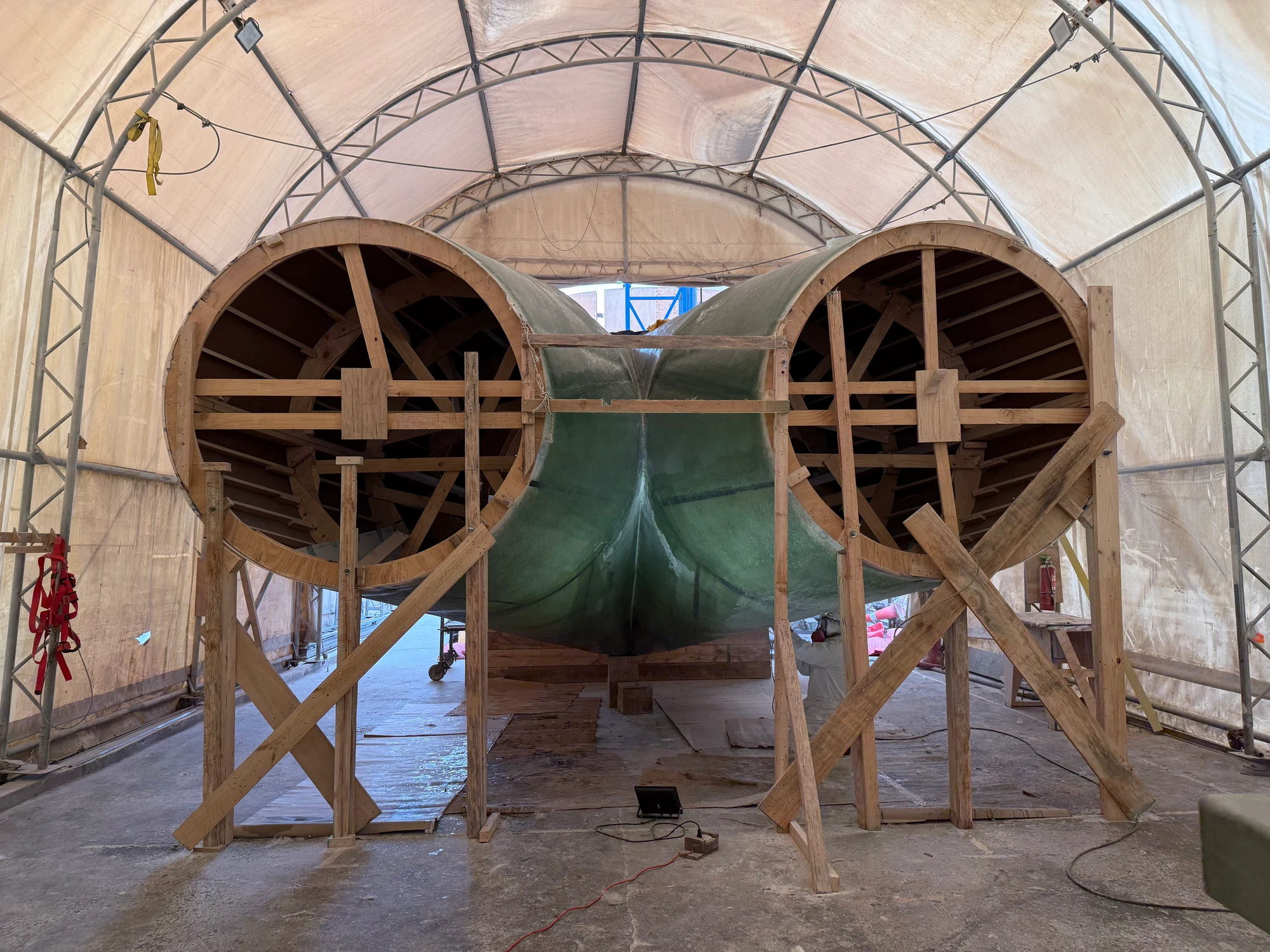 Molde de madera y estructura de soporte durante la fabricación del ducto pantalón.