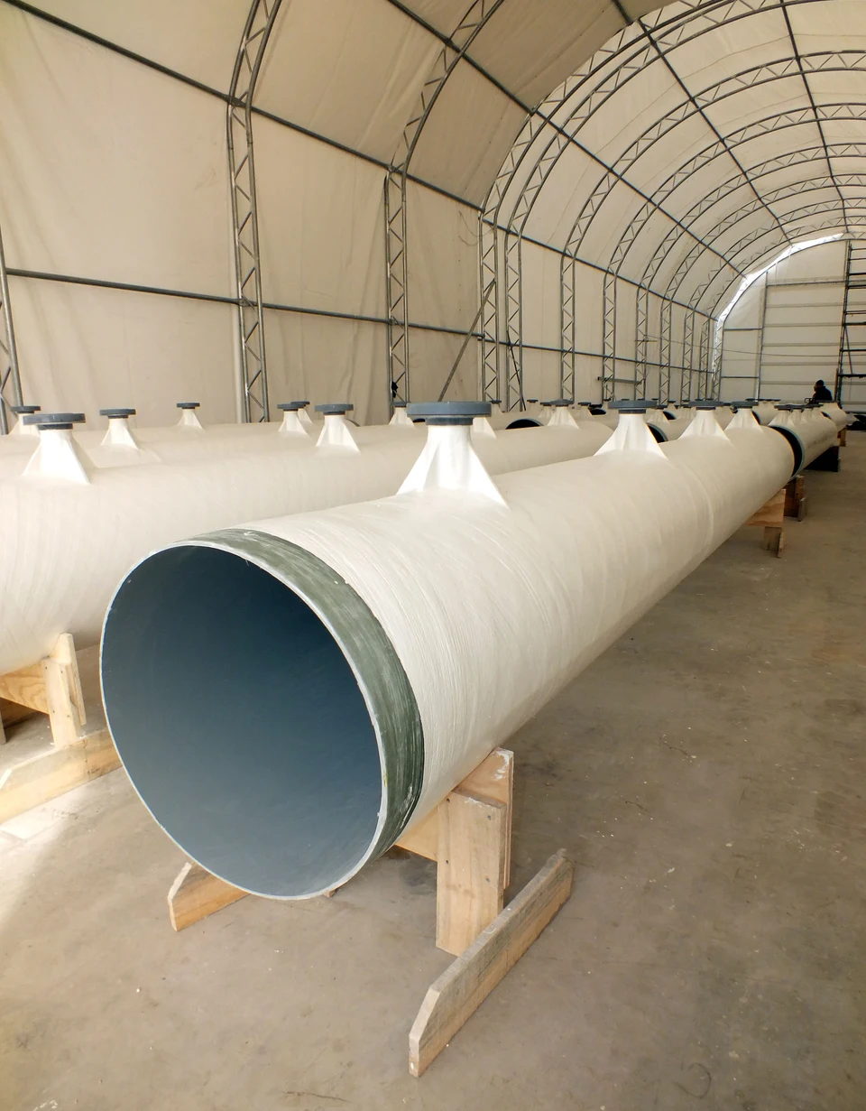 Ducto industrial de gran longitud fabricado en FRP.
