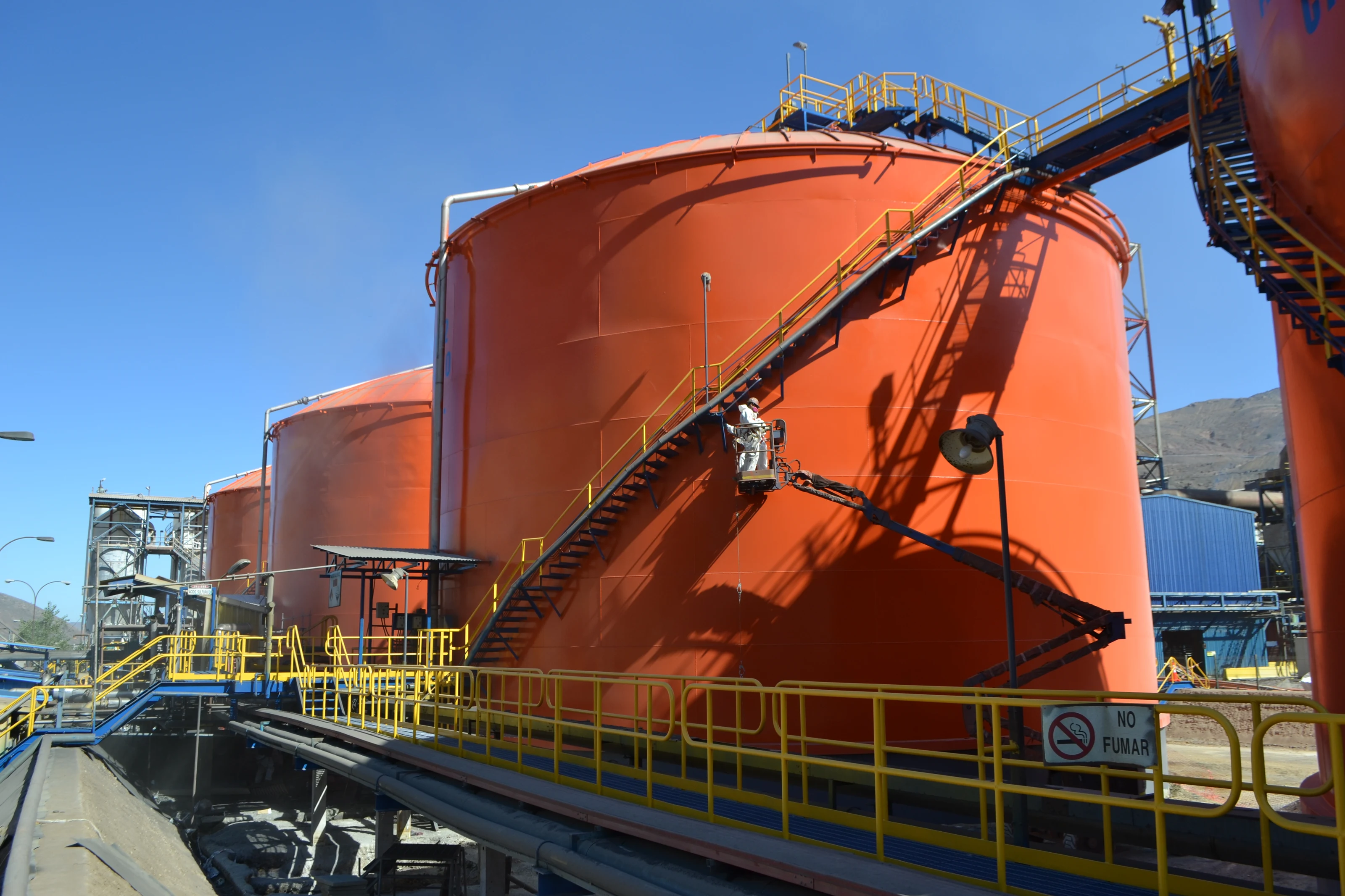 Estanques industriales instalados en una planta de proceso.