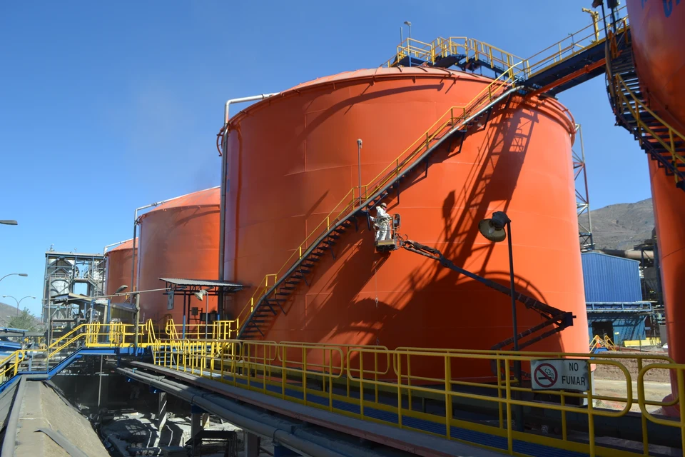 Estanques industriales instalados en una planta de proceso.